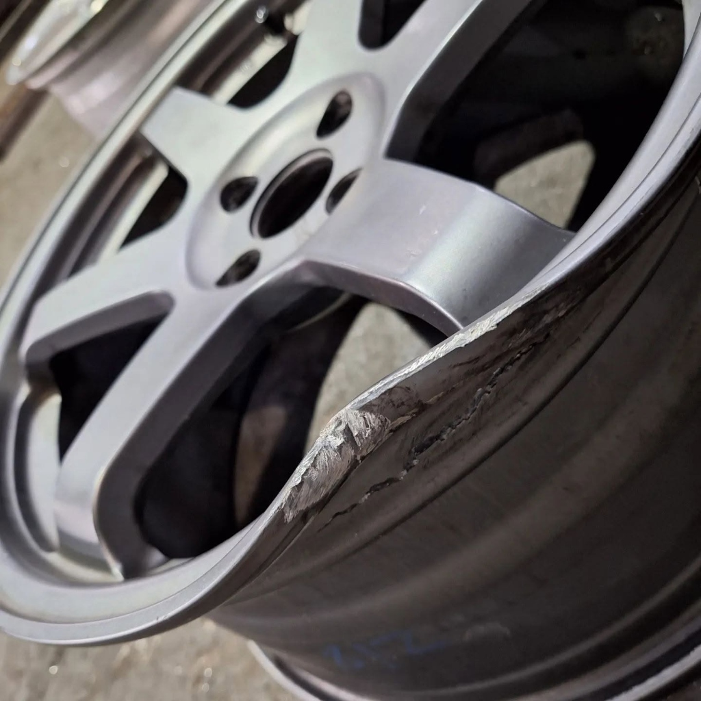 Pothole buckled 6-spoke rim lip