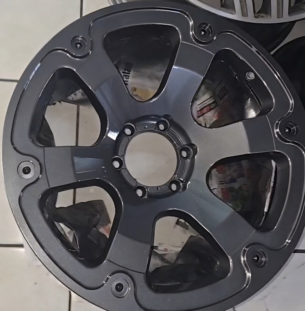 Refurbished gunmetal multi-spoke wheel